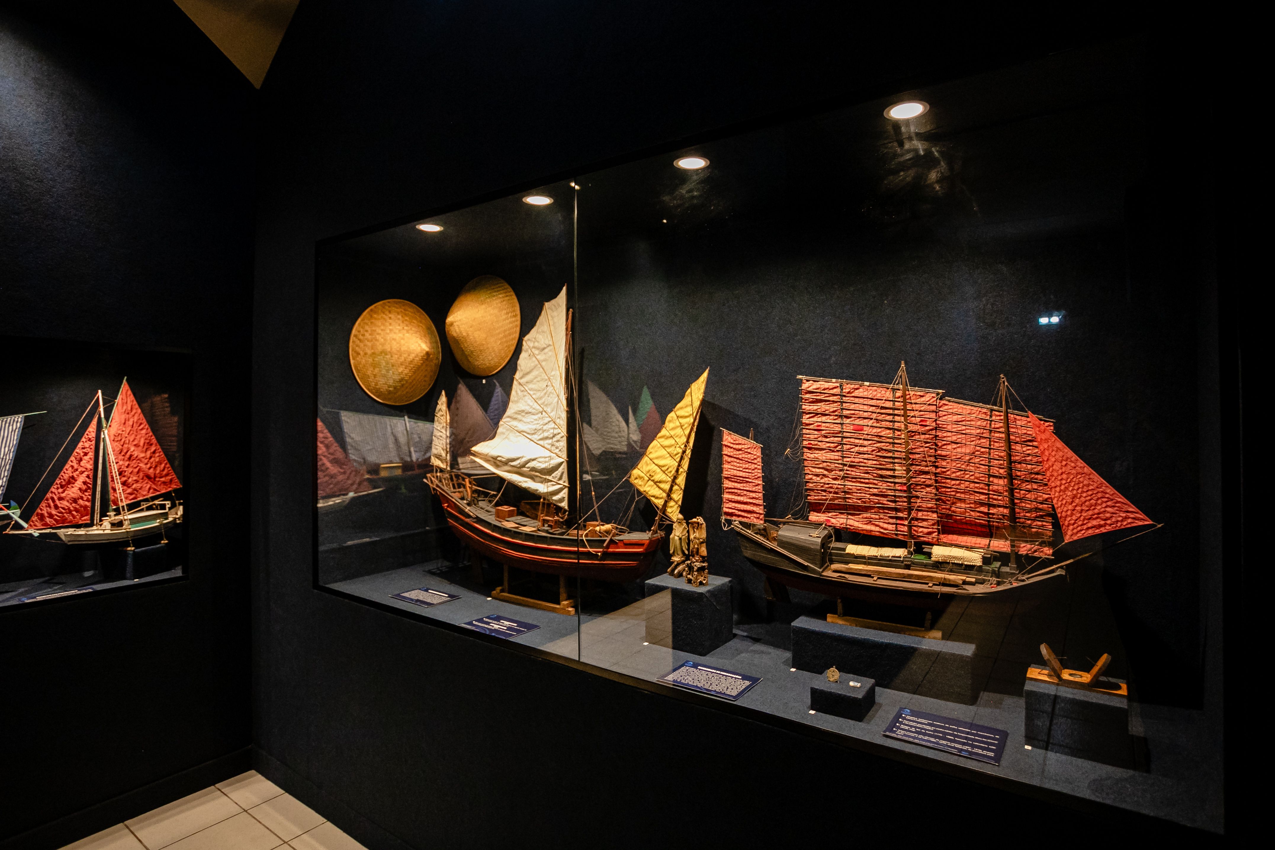 Uma viagem cultural e histórica por diferentes continentes, destacando embarcações de grande importância cultural.     